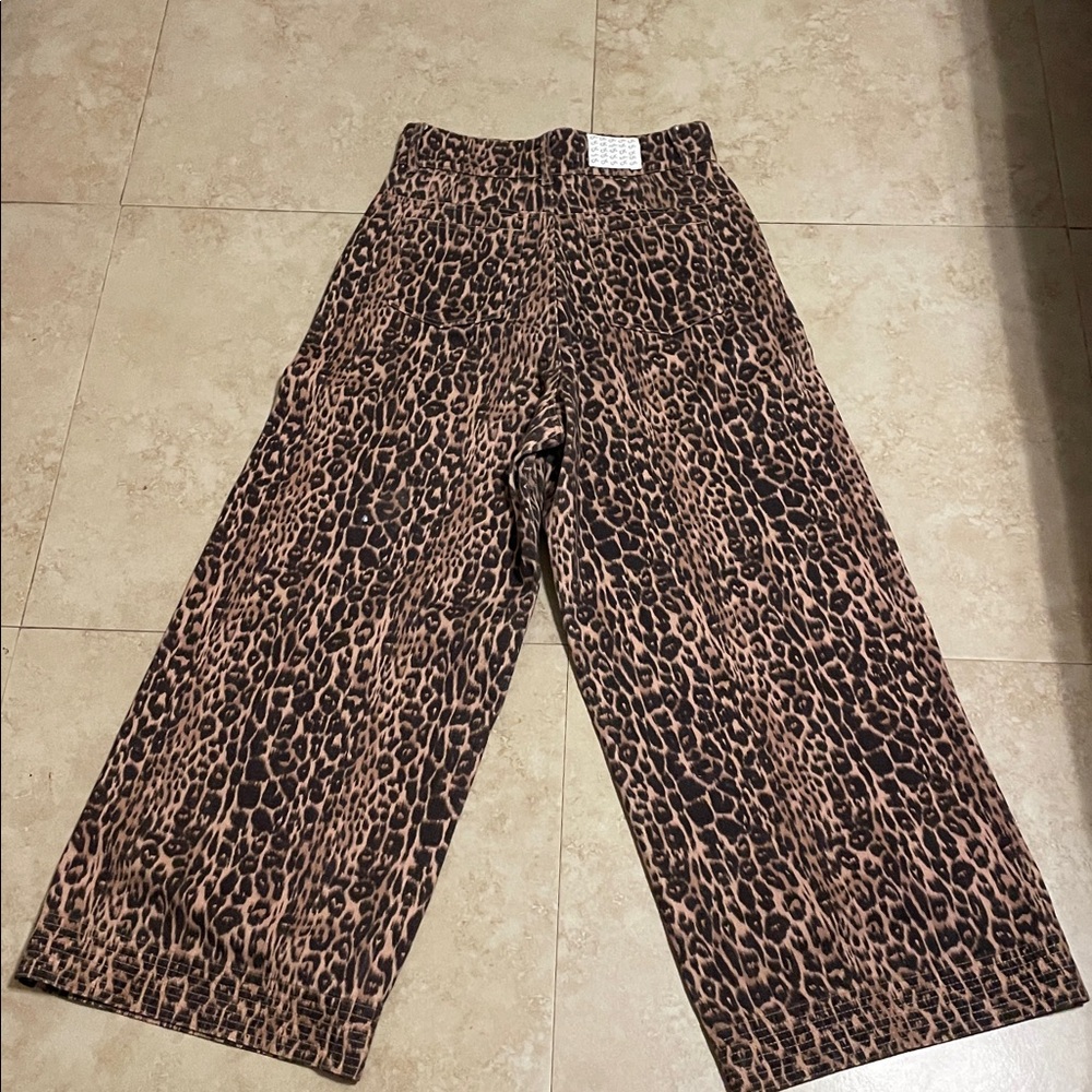 Reiterate Brown Leopard Print Wide-Leg Jeans
Size Small - Picture 7 of 9